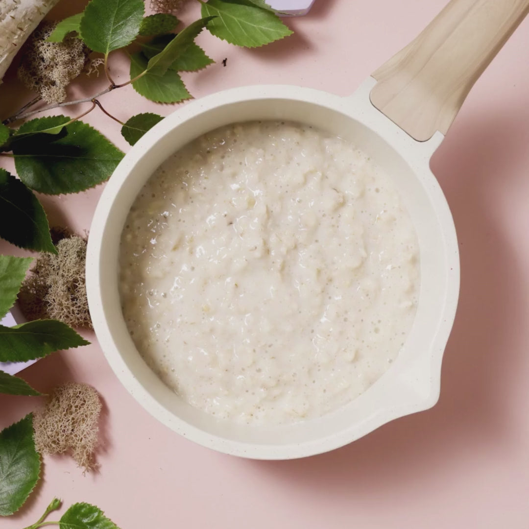 A persons hand mixing Puuro fiber into oatmeal